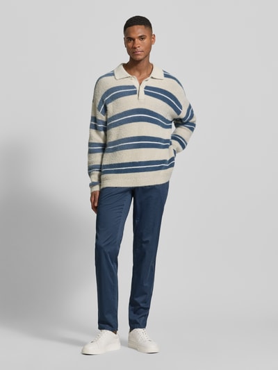 Männermodel trägt fein strukturierte Hose Modell 'Fabio' von Brax in Dunkelblau, Slim Fit, Baumwoll-Elasthan-Mix, Ganzkörperansicht von vorne.