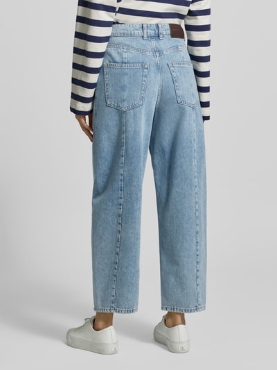 Männermodel trägt Relaxed Fit Jeans aus reiner Baumwolle Modell 'LARA' von Marc O'Polo, denim, high waist, cropped, 5 kieszeni, widok z tyłu, Ganzkörperansicht Rückansicht