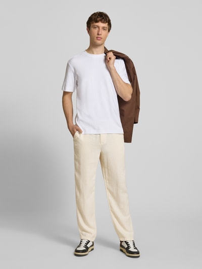 Männermodel trägt Leinenhose mit Bindegürtel Modell 'KARL MYKONOS' von Jack & Jones, Relaxed-Fit, Leinen-Viskose-Mix, helle Farbe, Knopf- und Reißverschluss, französische Eingrifftaschen, Gesäßleistentasche, Bundweite 41 cm, Innenbeinlänge 78 cm, Ganzkörperansicht von vorne.