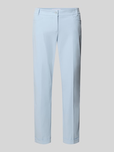 Produktfoto, hellblaue Chino aus Techno Cotton Superstretch Modell 'UTE' von Raffaello Rossi mit Bügelfalten, geradem Schnitt, verkürzter Passform und fixierten Beinumschlägen, elastischer Material-Mix mit Baumwollanteil, Eingriffs- und Gesäßtaschen, Gürtelschlaufen, Knopf- und Reißverschluss, Damen Chino, glatt strukturierte Oberfläche.