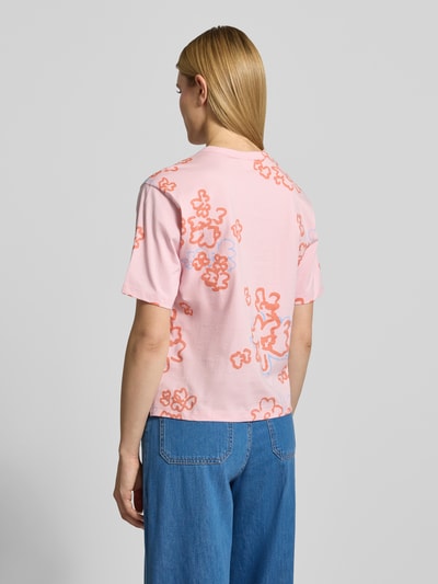 Frauenmodel trägt T-Shirt im Allover-Look mit Rundhalsausschnitt von JAKE*S STUDIO WOMAN aus reiner Baumwolle, Ganzkörperansicht Rückansicht.