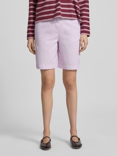 Kobiece model nosi Regular Fit Chino-Shorts aus Baumwoll-Lyocell-Mix von Tommy Hilfiger, efekt: jednolity kolor, krój regular fit, wyhaftowane logo, zapięcie na guzik i zamek błyskawiczny, wpuszczane kieszenie, kieszenie z tyłu, mieszanka bawełny i lyocellu, Ganzkörperansicht von vorne