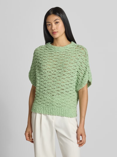 Frauenmodel trägt Relaxed Fit Pullover mit Baumwoll-Anteil von Marc Cain in Mintgrün, semitransparent, Material-Mix, Nahaufnahme Oberkörper.