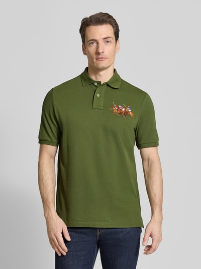 Męski model nosi Regular Fit Poloshirt aus reiner Baumwolle von Polo Ralph Lauren, jednolity kolor, wyhaftowany motyw, pika, całość, przód
