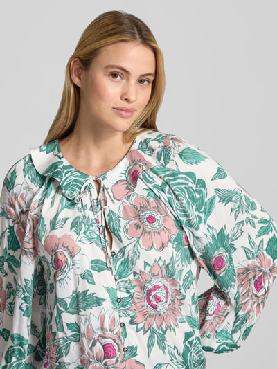 Frauenmodel trägt Relaxed Fit Bluse aus reiner Viskose von Christian Berg Woman mit floraler Musterung, Umlegekragen, Nahaufnahme Oberkörper.