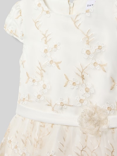 Mädchen trägt Midikleid mit Rundhalsausschnitt von DANAMADE, taillierter Schnitt, Nahtreißverschluss, Schleifen-Detail, Nahaufnahme Oberkörper.