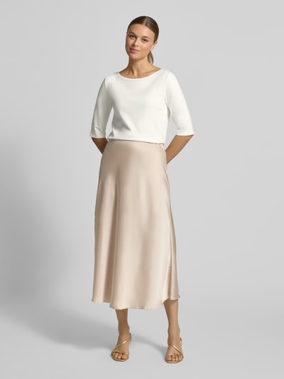 Vrouwenmodel draagt T-Shirt met Rundhalsausschnitt van Marc Cain in wit, katoen-elastaan-mix, regular fit, halfmouw, voorkant volledig.