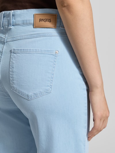 Frauenmodel trägt Jeans in verkürzter Passform Modell 'Laia' von Angels aus Baumwoll-Mix mit Stretch-Anteil, Detailaufnahme Rückansicht.