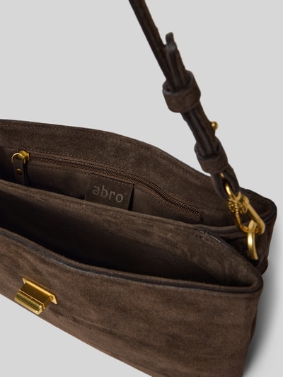 Produktfoto, Shoulder Bag aus echtem Leder von Abro in Dunkelbraun, geteiltes Hauptfach mit Überschlag, goldfarbene Details, samtige Textur
