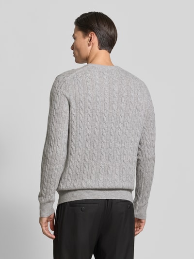 Männermodel trägt Slim Fit Strickpullover aus reinem Kaschmir mit Zopfmuster von Christian Berg Men, szary, prążkowane wykończenia, okrągły dekolt, krój slim fit, długość tyłu w rozmiarze M: 70 cm, długość rękawów w rozmiarze M: 70 cm, ścieg warkoczowy, widok całej sylwetki z tyłu