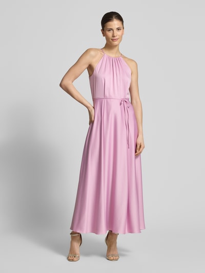Modelka kobieca nosi Cocktailkleid aus Satin mit Bindegürtel von Jake*s Cocktail w kolorze jasnoróżowym, A-linie, dekolt halter, pasek, satyna, długość tyłu w rozmiarze 36: 130 cm, szerokość w rozmiarze 36: 40 cm, widok całej sylwetki z przodu.