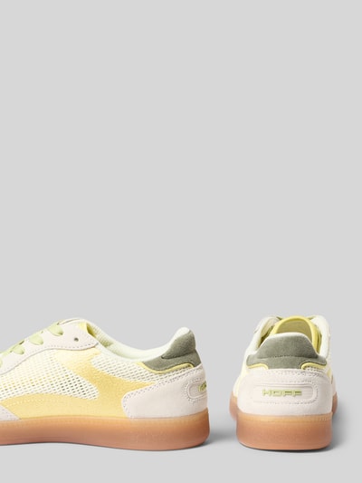Produktfoto, Sneaker aus Leder-Mix mit Crochet-Detail Modell 'Park' von HOFF, gelbe Akzente, glatte Sohle, abgerundete Passform, Schnürverschluss, Kontext: Damen Sneaker, Absatzhöhe 3 cm, Schafthöhe 7 cm, Schaftweite 6 cm