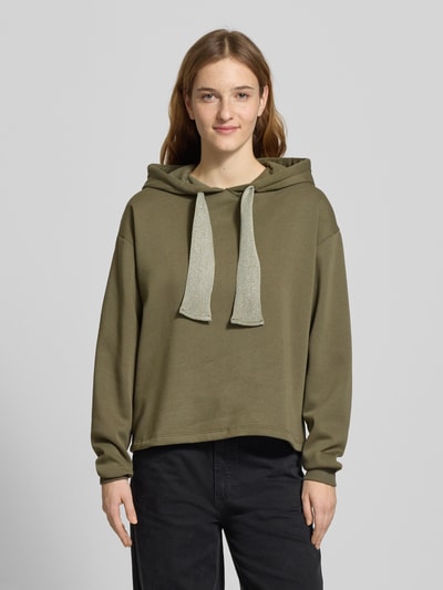 Vrouwenmodel draagt Regular Fit Hoodie uit katoenmix model 'CHILLI' van Pieces, effen, label stitching, capuchon, lange mouw, sweatstof, vooraanzicht busteshot.