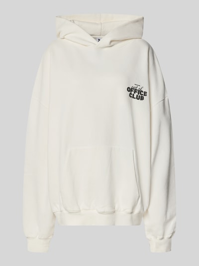 Produktfoto, Oversized Hoodie mit Känguru-Tasche von Karo Kauer in Creme, Label-Print, überschnittene Schultern, strukturierte Baumwolle