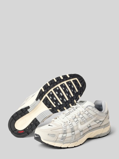 Produktfoto, Sneaker mit Logo-Detail von Nike in Beige mit Profilsohle, abgerundeter Passform, Schnürverschluss, Absatzhöhe 5 cm, Schafthöhe 8 cm, Schaftweite 7 cm