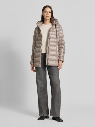 Frauenmodel trägt Regular Fit Mantel in Stepp-Optik von FUCHS SCHMITT in Taupe mit Kapuze, Zweiwege-Reißverschluss, Ganzkörperansicht von vorne.