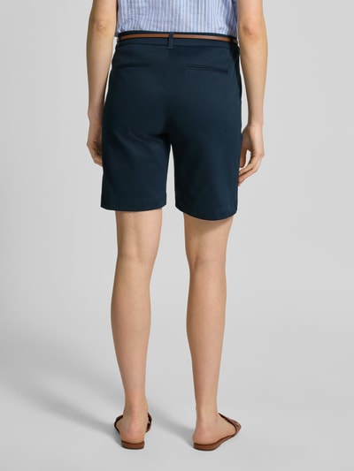 Frauenmodel trägt Straight Fit Bermuda mit Gesäßtaschen Modell 'Days' von B.Young aus Baumwoll-Mix, dunkelblau, abnehmbarer Gürtel, Ganzkörperansicht Rückansicht.
