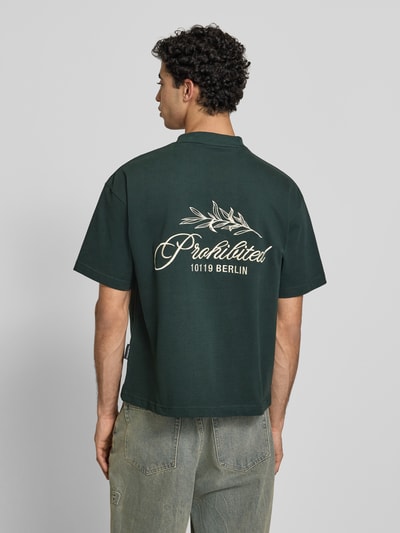 Männermodel trägt T-Shirt mit Label-Stitchings und Rundhalsausschnitt von PROHIBITED in Dunkelgrün aus reiner Baumwolle, Regular-Fit, Rückenlänge bei Größe M 65 cm, Ganzkörperansicht Rückansicht.