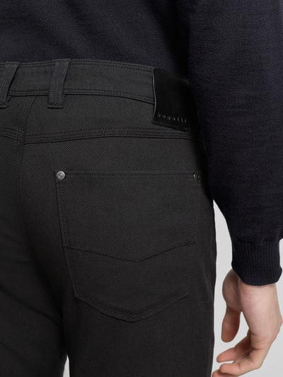 Männermodel trägt Straight Leg Jeans im 5-Pocket-Design Modell 'CORDOBA' von bugatti, Baumwoll-Elasthan-Mix, Detailaufnahme Rückansicht.