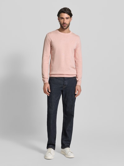 Männermodel trägt Regular Fit Pullover aus reiner Baumwolle von s.Oliver RED LABEL in Melange-Optik, Rundhals, Feinstrick, Ganzkörperansicht von vorne.