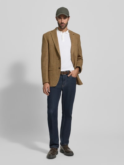 Männermodel trägt Poloshirt mit Label-Stitching von Polo Ralph Lauren, Reine Baumwolle, Regular-Fit, Polokragen, Knopfleiste, gerippte Ärmelabschlüsse, Rückenlänge bei Größe M 69 cm, Ganzkörperansicht von vorne.