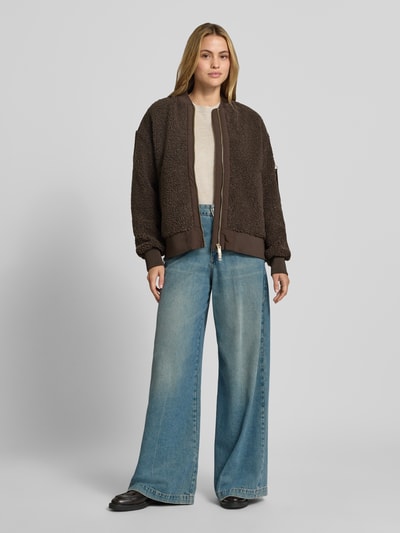 Frauenmodel trägt braune Teddyjacke mit Stehkragen Modell 'Emeline' von MOS MOSH, lockere Passform, Ganzkörperansicht von vorne.