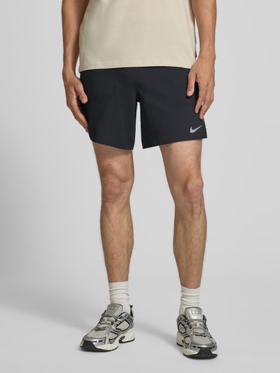 Männermodel trägt schwarze Regular Fit Sportshorts mit Dri-FIT-Technologie Modell 'STRIDE' von Nike, Herren Sportshorts, Nahaufnahme Oberkörper