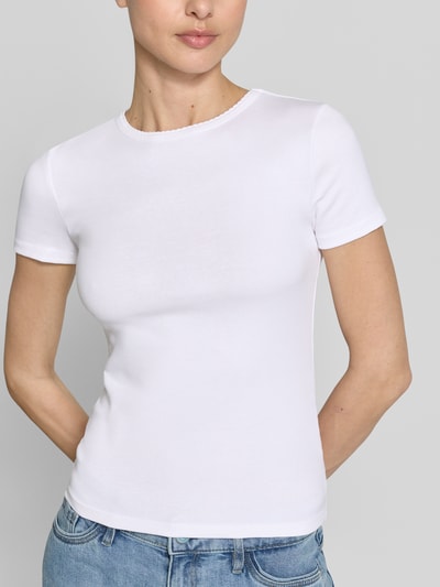 Frauenmodel trägt T-Shirt mit Feinripp und Rundhalsausschnitt von Jake*s Casual aus Baumwoll-Mix mit Stretch-Anteil, Slim-Fit, weiß, Nahaufnahme Oberkörper.
