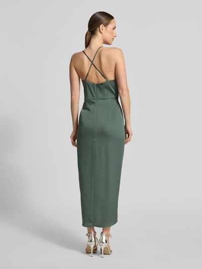 Modelka nosi sukienkę koktajlową 'Cocktailkleid aus Satin in Wickel-Optik' od V by Vera Mont, satyna, prosty krój, sukienka midi, cienkie ramiączka, kopertowy styl, długość tyłu w rozmiarze 36: 122 cm, szerokość w rozmiarze 36: 36 cm, widok całej sylwetki z tyłu.