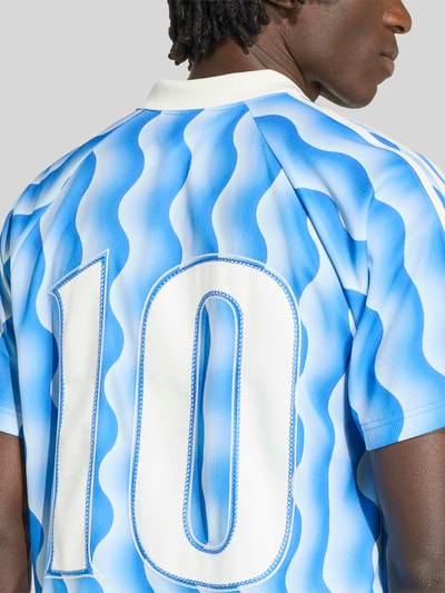 adidas Originals Koszulka polo o kroju loose fit z detalem z logo Jasnoniebieski 5