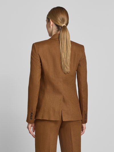 Frauenmodel trägt Slim Fit Blazer aus Leinen mit Pattentaschen Modell 'BORELI' von Mango in Braun, Struktur leicht, Ganzkörperansicht Rückansicht, Damen Blazer, Reines Leinen, Slim Fit, Reverskragen, Pattentaschen, Knopfverschluss, Rückenlänge bei Größe 36: 65 cm, Brustweite bei Größe 36: 45 cm, Ärmellänge bei Größe 36: 63 cm.