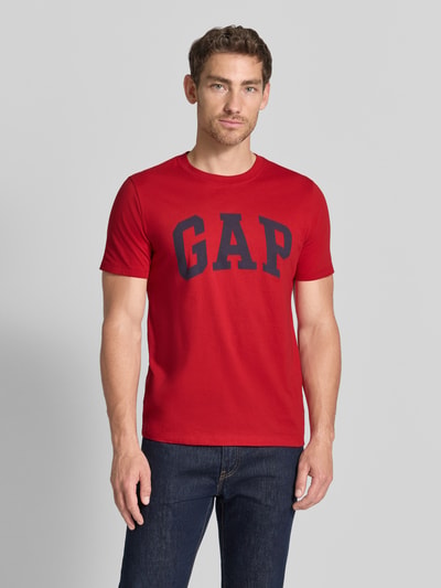 Männermodel draagt T-Shirt mit Logo-Print und Rundhalsausschnitt van GAP, puur katoen, regular fit, logoprint, ruglengte maat M 67 cm, ganzlichaamsaanzicht van voren.