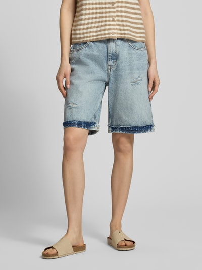 Kobiece modelka nosi Relaxed Fit Jeansshorts aus Baumwoll-Lyocell-Mix od Tommy Jeans, stylizowana na denim, efekt znoszenia, naszywka z logo, wyhaftowane logo, szlufki na pasek, zapięcie na guzik i ukryty zamek błyskawiczny, wykończenie frędzlami, 5 kieszeni, mieszanka bawełny i lyocellu, całkowity widok z przodu