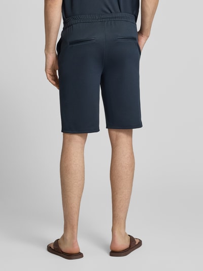 Männermodel trägt Regular Fit Bermudas Modell 'ADRIAN' von Blend, dunkles Blau, Material-Mix mit Viskose-Anteil, Ganzkörperansicht Rückansicht.