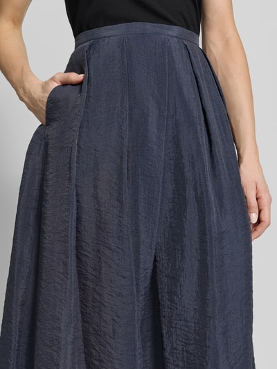 Frauenmodel trägt Midirock mit seitlichem Nahtreißverschluss von Emporio Armani, Lyocell-Mix, A-Linie, dunkelblau, Nahaufnahme Oberkörper.