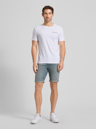 Männermodel trägt Regular Fit T-Shirt aus reiner Baumwolle von Tom Tailor Denim, unifarben, Rundhals, kurzarm; Ganzkörperansicht von vorne.