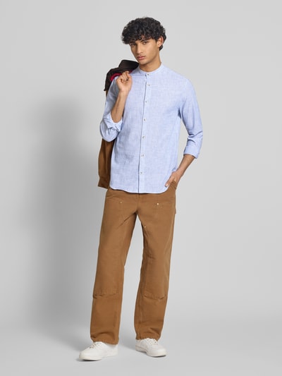 Männermodel trägt Regular Fit Freizeithemd aus Baumwoll-Leinen-Mix von Jack & Jones in Hellblau, Stehkragen, Knopfleiste, Ganzkörperansicht von vorne. Rückenlänge 75 cm, Schulterbreite 46 cm, Ärmellänge 65 cm, Modell SUMMER LINEN BLEND.