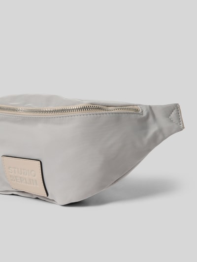 STUDIO BERLIN Bauchtasche mit Logo-Patch Modell 'Spandau' Hellgrau 3