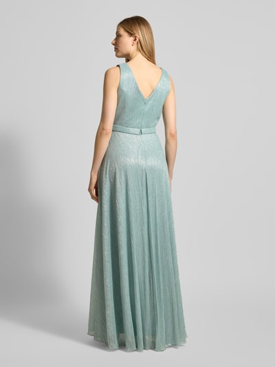 Modelka kobieca nosi szimmerndes Abendkleid mit V-Ausschnitt von TROYDEN COLLECTION, krój slim fit, maxi, pasek w talii, suwak z tyłu, miękki połysk, kolor jasnoniebieski, długość tyłu w rozmiarze 36: 160 cm, szerokość w rozmiarze 36: 45 cm, widok całej sylwetki z tyłu.