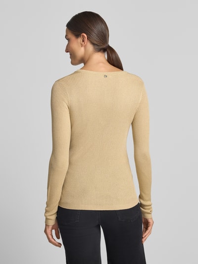 Frauenmodel trägt Slim Fit Pullover aus Viskose-Mix Modell 'Maglia' von Liu Jo White in Beige, feine Rippenstruktur, Rückenansicht, Kontext: Damen Pullover aus Viskose-Mix, V-Ausschnitt, breiter Bund, Rückenlänge 61 cm, Ärmellänge 68 cm.