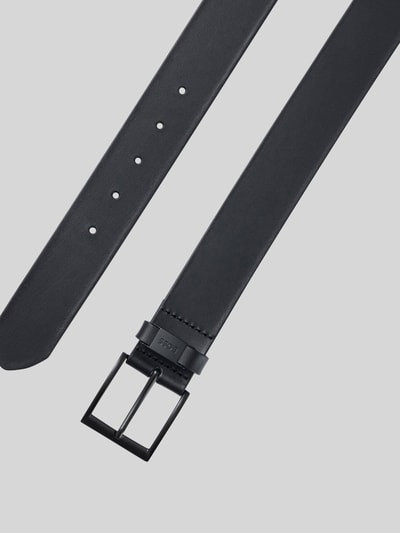 Productfoto, Ledergürtel met gesp model 'CONNIO' van BOSS, mat zwart leer, gebogen gesp, labeldetail, breedte 4 cm