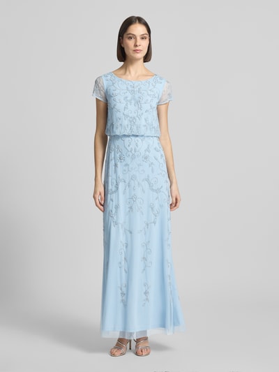 Frauenmodel trägt Maxikleid mit Ziersteinbesatz von Adrianna Papell in Hellblau mit florales Stitching, Pailettenbesatz, kurzärmelig, Rundhalsausschnitt; Ganzkörperansicht von vorne. Rückenlänge bei Größe 36: 140 cm, Brustweite 39 cm, Ärmellänge 9 cm.