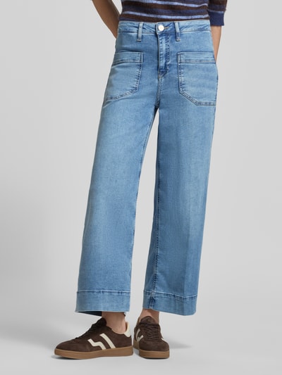 Kobiece model nosi jeansy w stylu wide leg w 6/8-długości, model 'MIRU' od Raffaello Rossi, nakładane kieszenie, szerokość w rozmiarze 36: 41 cm, długość wewnętrzna nogawki w rozmiarze 36: 71 cm, widok całej sylwetki z przodu.
