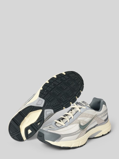 Produktfoto, Sneaker aus Leder-Mix mit Logo-Print Modell 'Initiator' von Nike für Herren, abgerundete Passform, Absatzhöhe 6 cm, Schafthöhe 6 cm, Schaftweite 6 cm, grau-beige Töne, sichtbare Struktur und Gummisohle