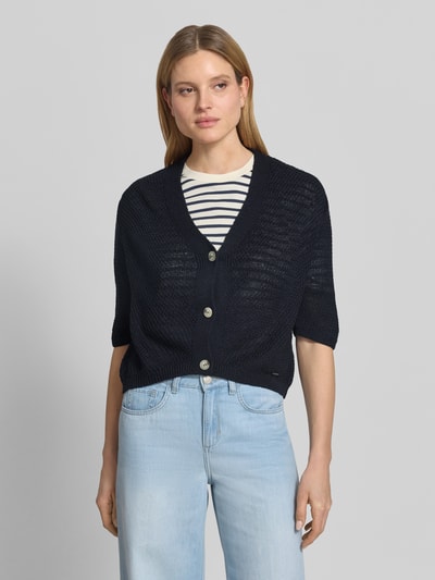 Vrouwenmodel draagt Cardigan met V-hals en 3/4-mouw van More & More in relaxed fit, knoopsluiting, donkere kleur, ruglengte maat 36: 48 cm, mouwlengte maat 36: 24 cm, geheelvooraanzicht van bovenlichaam