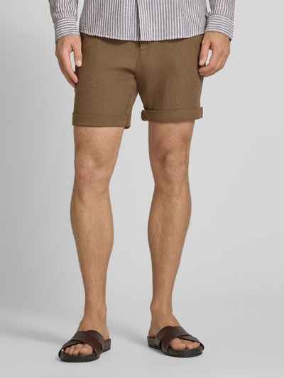 Männermodel trägt Leinenshorts mit Bindegürtel und Gesäßtaschen von MCNEAL, braun, Straight Fit, Reines Leinen, Ganzkörperansicht von vorne.