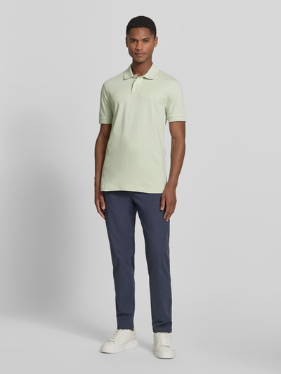 Männermodel trägt Tapered Chino aus Baumwoll-Mix Modell 'CHINO-TAPERED-DS-10' von BOSS Orange, Optik: Unifarben, Passform: Tapered, Ganzkörperansicht von vorne.