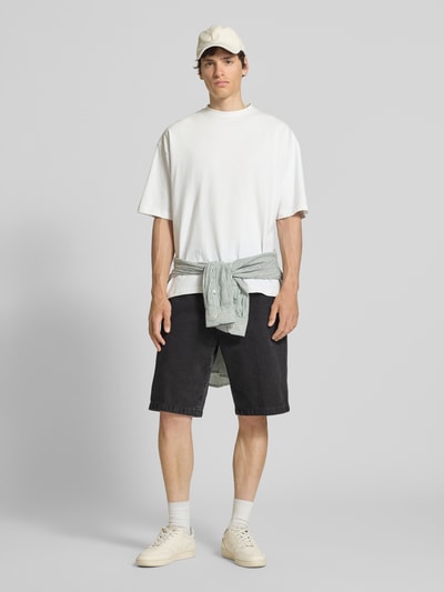 Männermodel trägt Jeansshorts mit Eingrifftaschen Modell 'Robertson' von Carhartt Work In Progress, schwarze Farbe, Reine Baumwolle, Regular-Fit, Herren, Bundweite bei Größe 32: 44 cm, Innenbeinlänge bei Größe 32: 27 cm, Ganzkörperansicht von vorne.