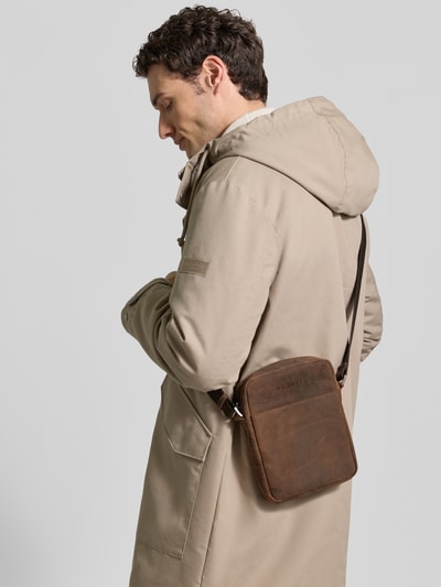 bugatti Umhängetasche aus echtem Leder mit Label-Detail Modell 'Luca' Dunkelbraun 1