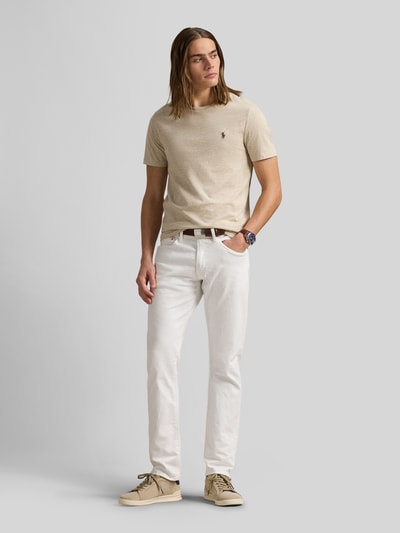 Männermodel trägt Regular Fit T-Shirt aus reiner Baumwolle von Polo Ralph Lauren, beige, unifarben, Logo-Stitching, Ganzkörperansicht von vorne.
